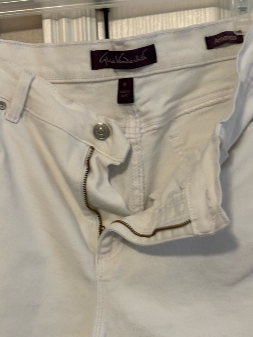Gloria Vanderbilt White Jeans with Purple Waistband Tag